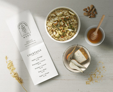 Menú plegado junto a tazones de comida