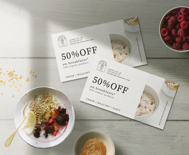 Tarjetas de descuento junto a tazones de comida