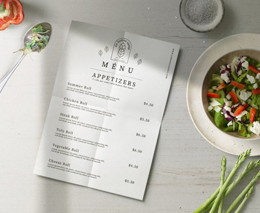 Menú de aperitivos sobre una mesa de comedor