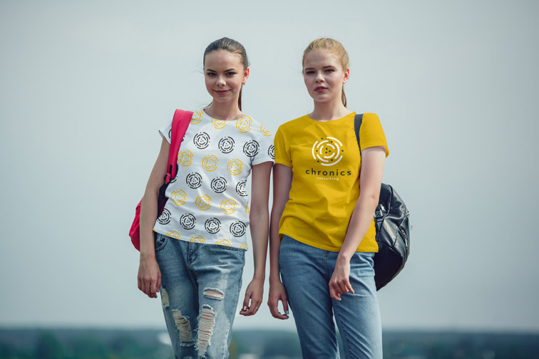 ショルダーバックを肩にかけた女の子達