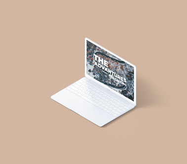 Белый ноутбук MacBook, вид справа