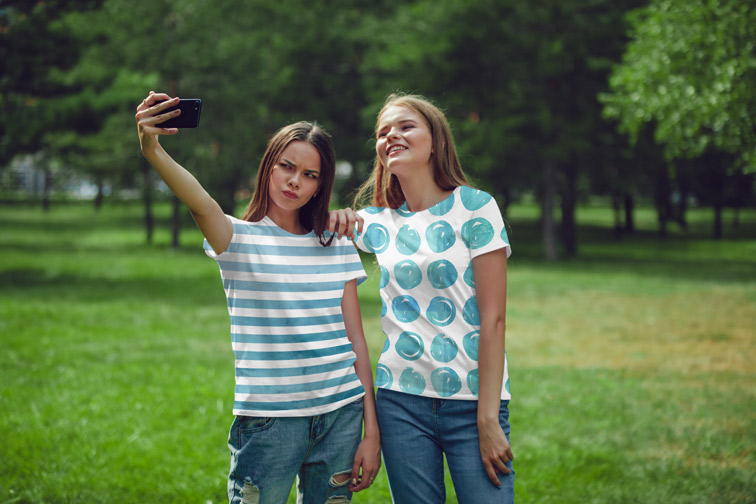 自撮りしてるかわいい女の子達