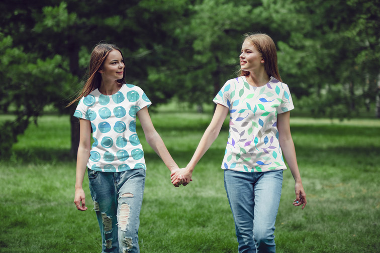 自然の中を歩いて幸せな若い女の子