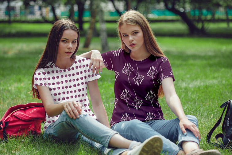 自然の中の10代の美しいモデル