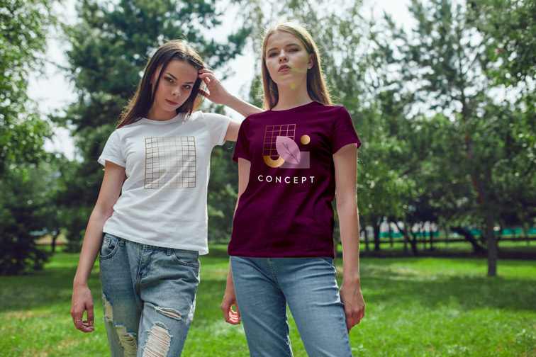 自然の中でカジュアルな服装をした着ている10代のモデル