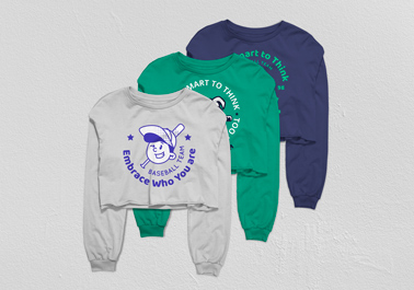 Trois sweatshirts courts sur un fond blanc