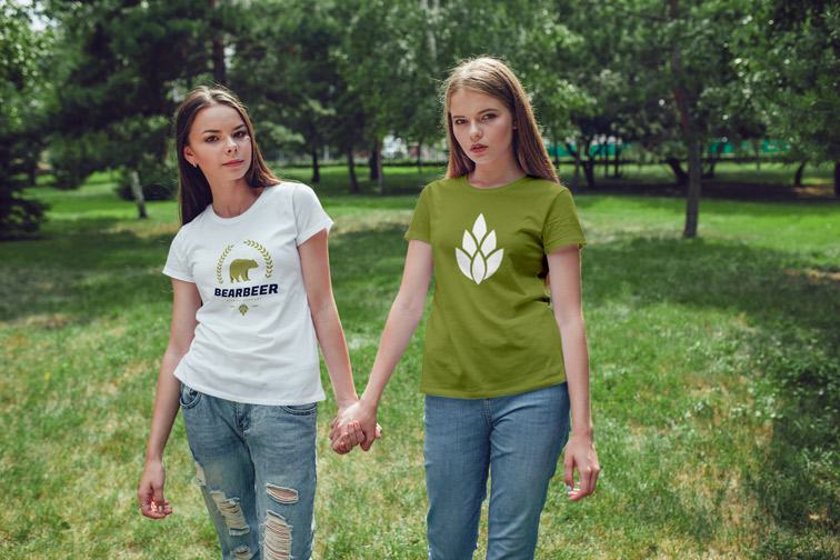 手を繋いでいる2人の若い女の子