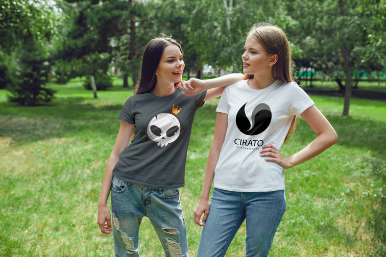 笑っている2人の女の子