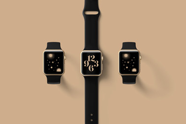 Trois Apple Watches sur une surface beige