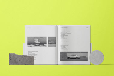 Livre ouvert avec décorations en pierre