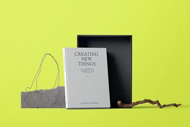 Livre à couverture rigide avec des décorations anciennes