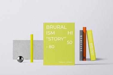 Livre à couverture rigide placé devant la collection de livres