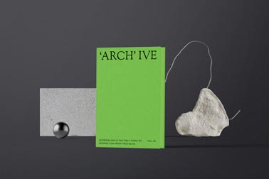 Livre à couverture rigide avec des pierres anciennes