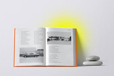 Livre ouvert à côté d'une pile de pierres