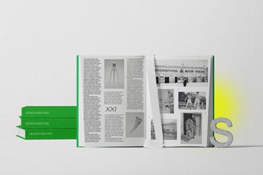 Livre ouvert avec une pile de livres