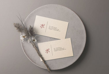 Zwei Visitenkarten auf einem Steindekor