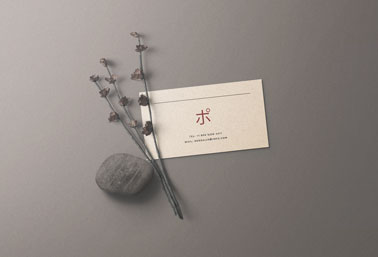 Visitenkarte mit einem Stein und Trockenpflanzen