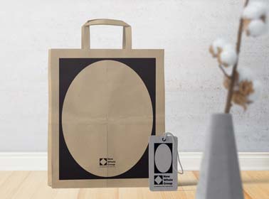 Bolsa de papel junto a etiqueta para colgar