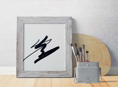 Marco de madera blanca junto a materiales de arte