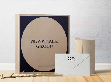 Caja de cartón, un sobre y un tronco