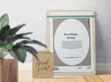 Tabla de madera para volantes juntoa un bloc de notas con espiral