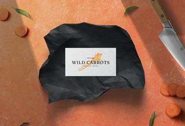 Carte de visite sur une table de cuisine avec des carottes 