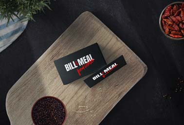 Pile de cartes de visite sur une planche de cuisine