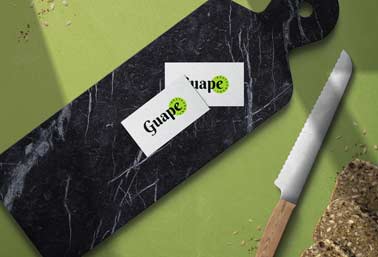 Deux cartes de visite sur une planche à pâtisserie en marbre