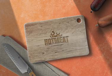 Logo sur une planche de cuisine en bois avec des saucisses