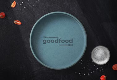 Logo sur une assiette en argile avec tomates et épices