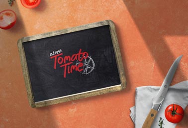 Menu craie avec un couteau et des tomates