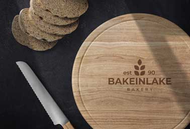 Logo sur une planche à découper ronde avec des tranches de pain
