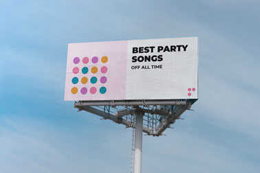 لافتة على الطريق السريع مع خلفية السماء