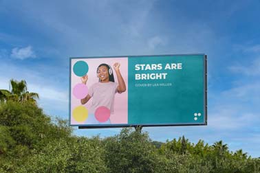 لافتة أفقية فوق الأشجار والشجيرات