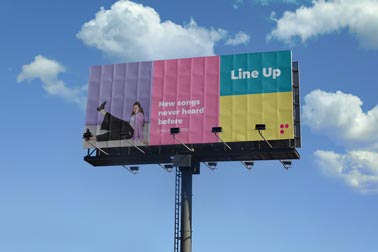 لافتة على الطريق السريع أمام خلفية السماء