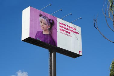 نظرة من الزاوية اليسرى المنخفضة على لافتة الطريق السريع