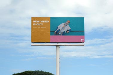 نظرة أمامية بعيدة على لافتة أفقية