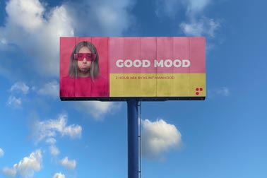 لافتة على الطريق السريع أمام خلفية سماء زرقاء