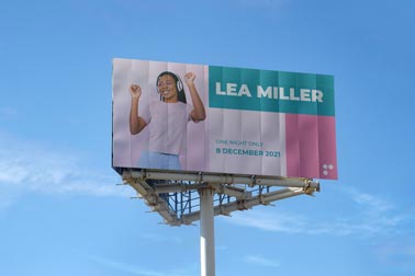 نظرة من زاوية منخفضة على لافتة أفقية طويلة