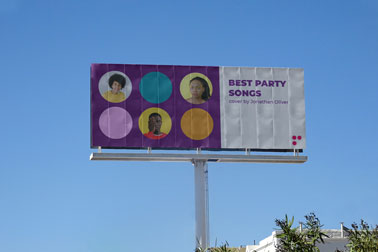 لافتة طويلة على الطريق السريع فوق مباني