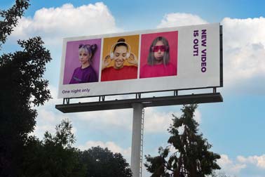 لافتة أفقية طويلة أمام الأشجار