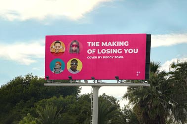 لافتة أفقية أمام السماء والأشجار