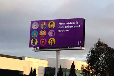 لافتة أفقية طويلة أمام مباني