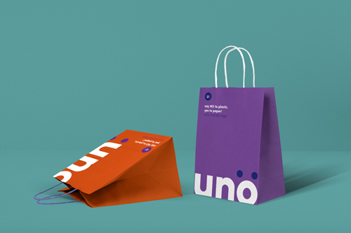 Zwei Papiertüten über einer ebenen Fläche