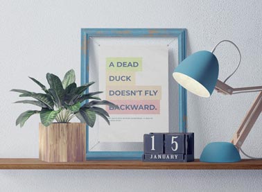 Окрашенная деревянная рамка и лампа