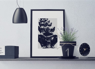 Черная матовая рамка и декор в тон