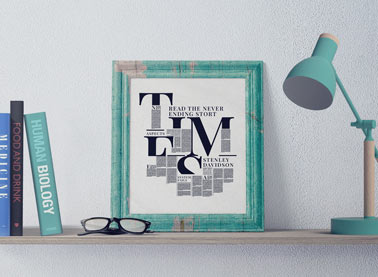 Потертая бирюзовая рамка на книжной полке