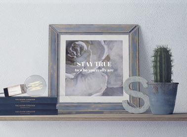 Потертая серая рамка на книжной полке