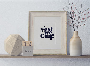 Рамка нейтрального цвета и предметы в тон