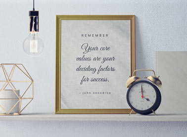 Золотая рамка с деталями в тон